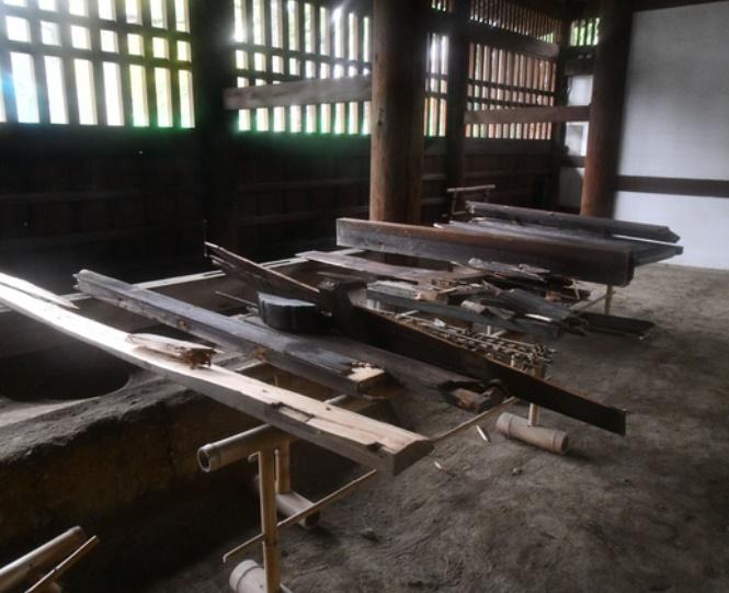 「東司」被毀大門木材。(網上圖片)