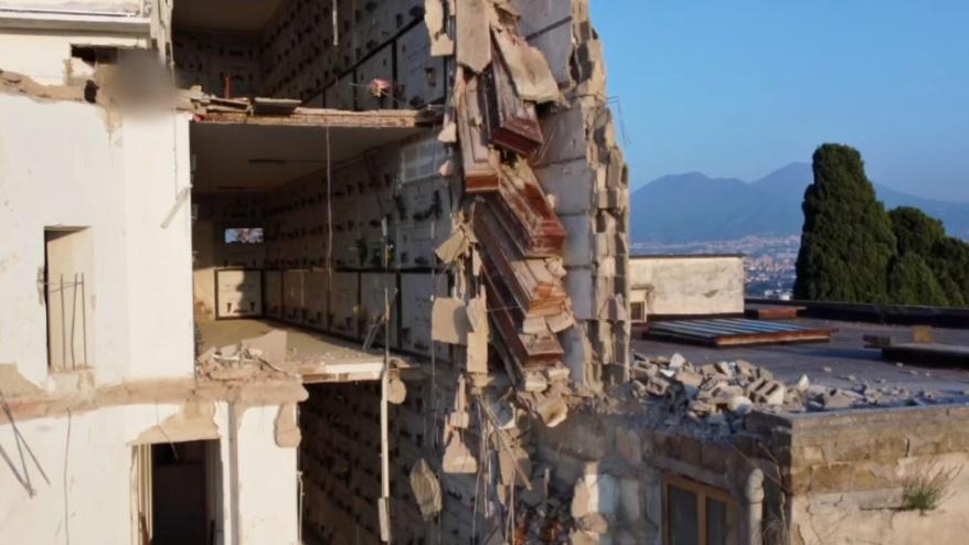 意外令至少十數副棺材「出土」懸在半空,形成一個詭異畫面。(Twitter)