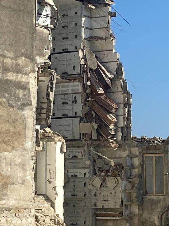 意外令至少十數副棺材「出土」懸在半空,形成一個詭異畫面。(Twitter)