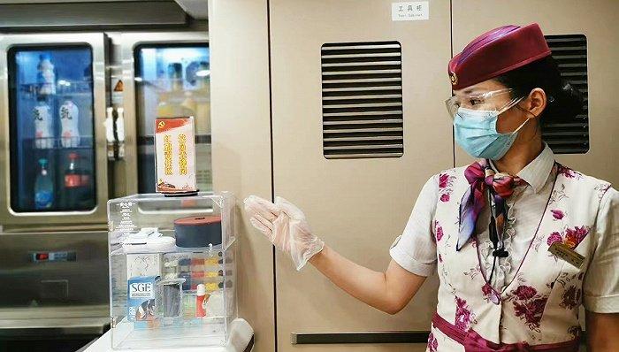 中國鐵路成都局重慶客運段成渝高鐵去年9月已在列車「安心箱」放入衛生巾,作為常備應急用品。(互聯網)