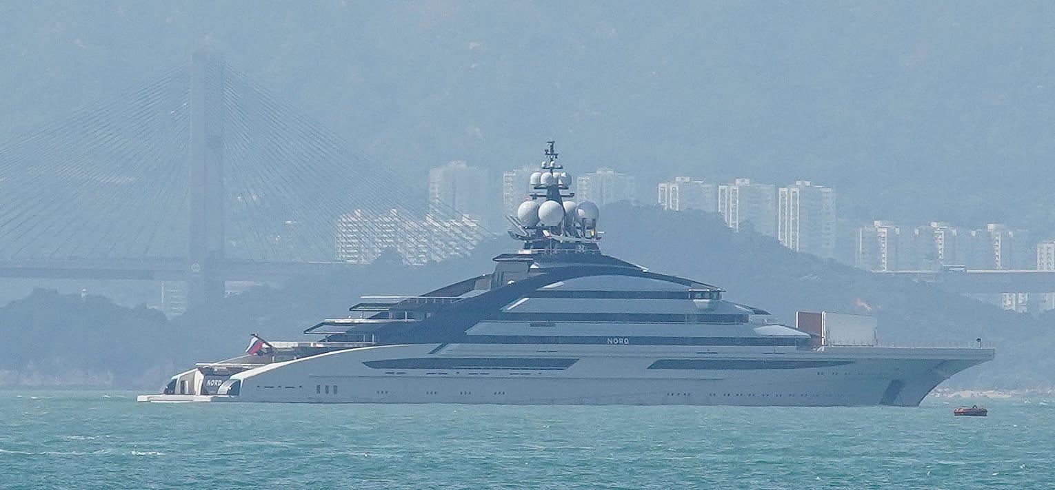 遭受歐美制裁的俄羅斯富豪的遊艇,近日出現在香港水域。(董立華攝)