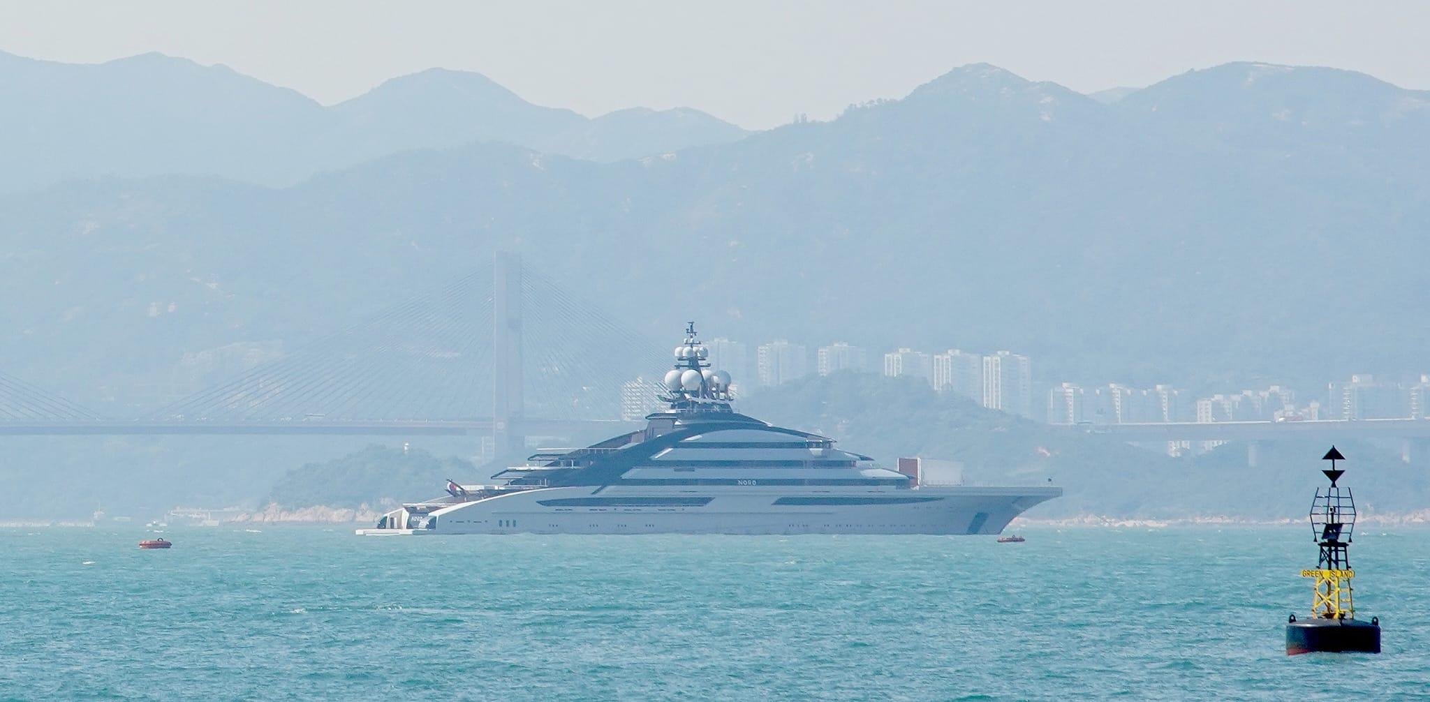 遭受歐美制裁的俄羅斯富豪的遊艇,近日出現在香港水域。(董立華攝)