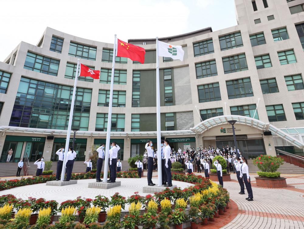 教大今早在大埔校園舉行升旗儀式,教職員及學生逾120人出席。(教大圖片)