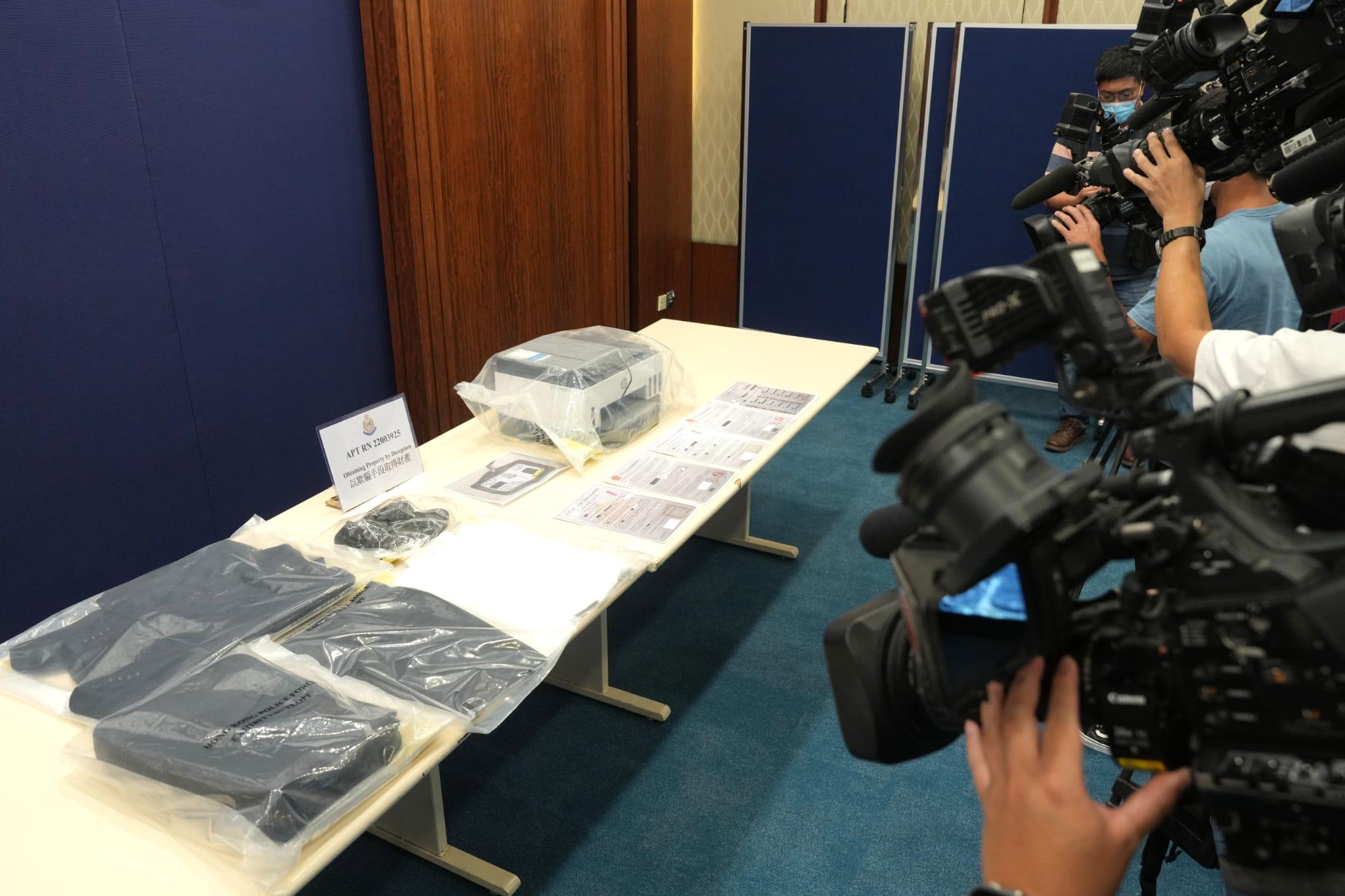 警方在連串行動中檢獲的證件。(陳奕釗攝)