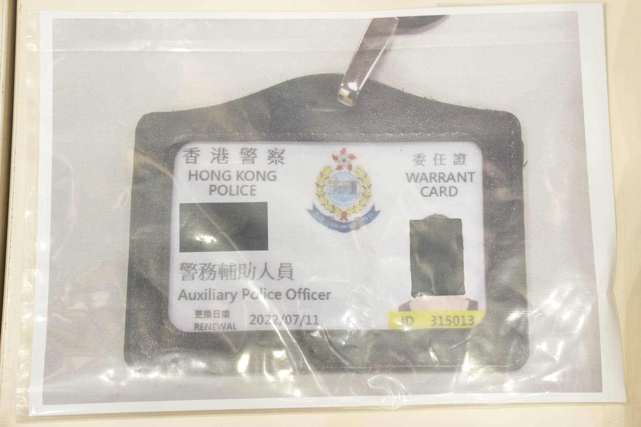 另外,警方偵破假冒官員案件,並檢獲假冒警員的證物。(陳奕釗攝)