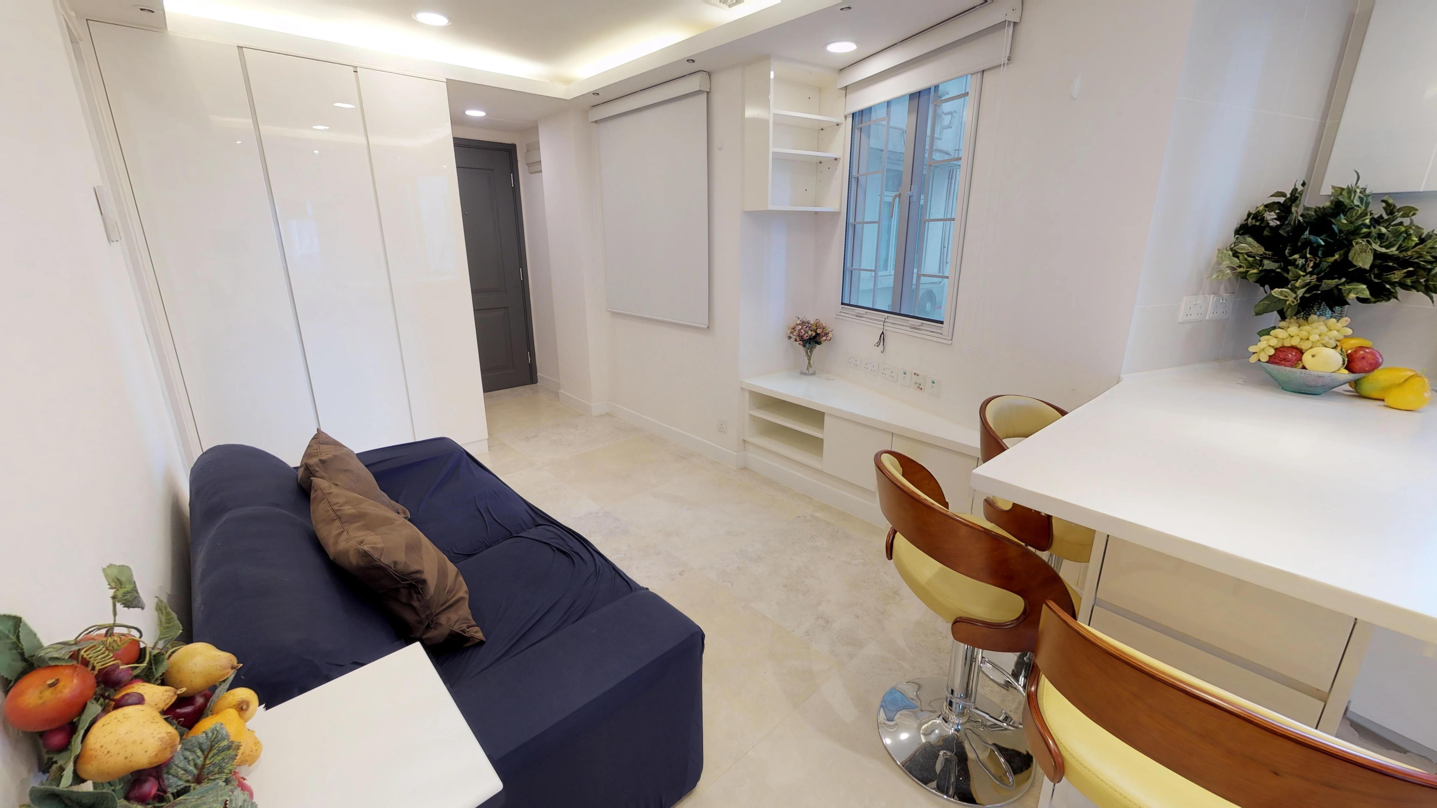 大廳開揚闊落,設有置頂大櫃,提供不少收納空間。