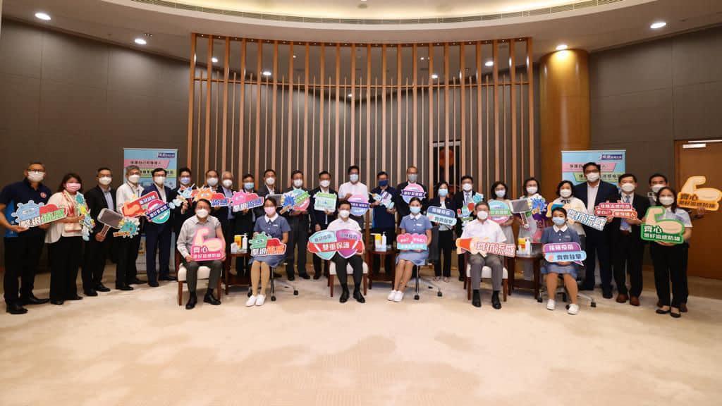 特首李家超今日與多名主要官員和副局長接種季節性流感疫苗。(李家超fb圖)