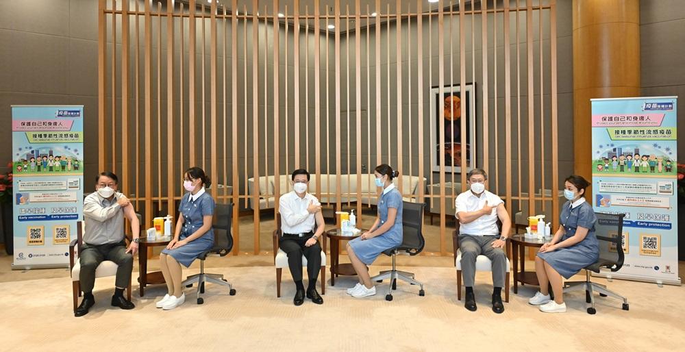 行政長官李家超(左三)、政務司司長陳國基(左一)和政務司副司長卓永興(右二)今日接種季節性流感疫苗。(政府新聞處圖)