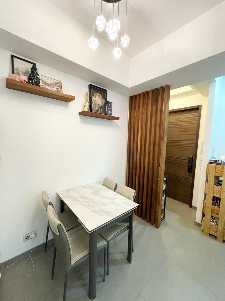 飯廳與玄關之間設有一道小小屏風,具分隔和美化作用。