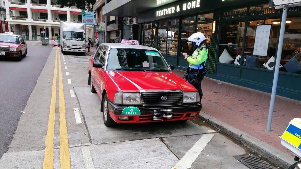 警方打擊阻礙學童上落校巴違泊行動。(警方圖片)