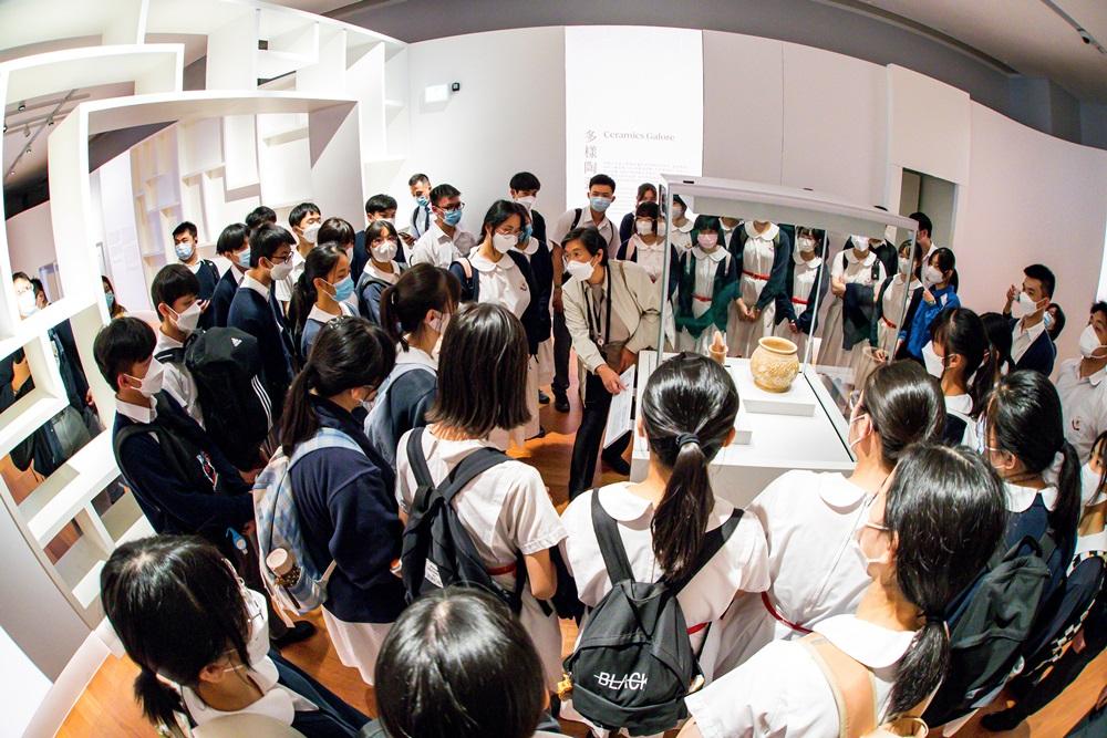 東華三院轄下 15 間中、小學共約 1,700 名學生以閉館專場參觀香港故宮,大批學生在展覽廳內細心聆聽導賞員的介紹,透過文物加深對中華文化的認識。(政青圖片)