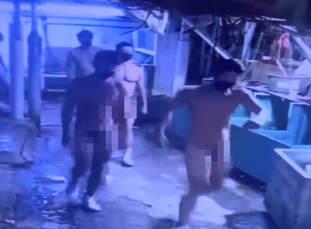 其中一段影片,眾胸肌激凸的壯男,全身裸男在一個小巷中穿插。(網上圖片)