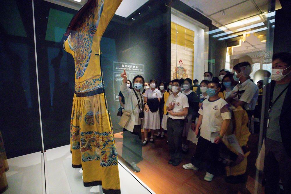 職員向學生講述龍袍。(政青圖片)