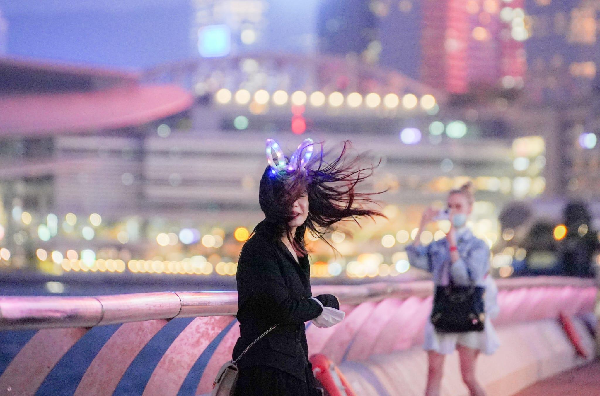 三號強風信號現正生效,天文台稱會至少維持至明午12時。(李睿哲攝)