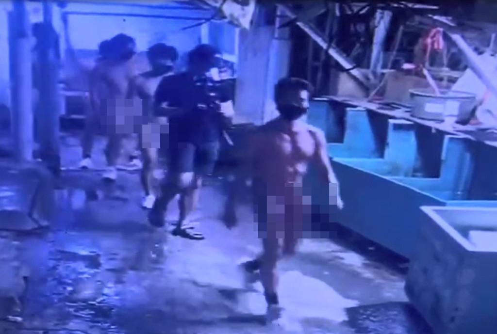 眾壯男在一個小巷中穿插,尾隨有兩名男子手持相機及攝錄機攝下過程。(網上圖片)