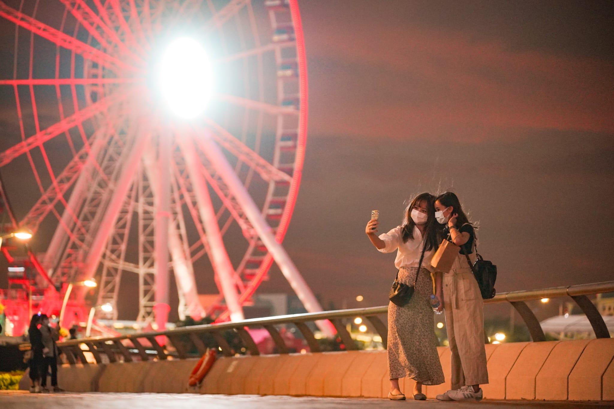 三號強風信號現正生效,天文台稱會至少維持至明午12時。(李睿哲攝)