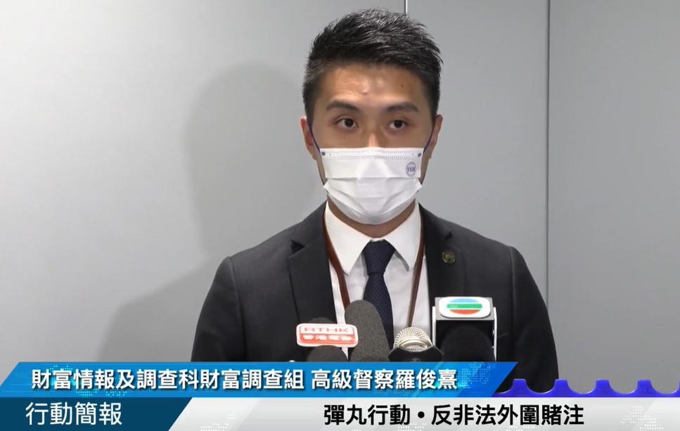 高級督察羅俊熹呼籲市民切勿租出、借出或賣出個人戶口,以及參與外圍賭博。(警方fb影片截圖)