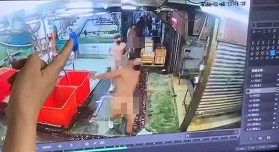 另一段影片,該群裸男在小巷中穿插,期間他們一度經過有職員正在工作的鋪頭。(網上圖片)