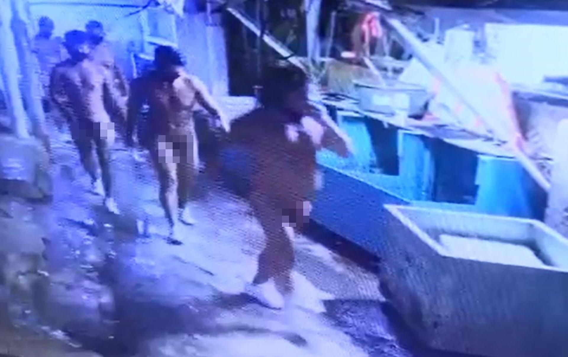 其中一段影片,眾胸肌激凸的壯男,全身裸男在一個小巷中穿插。(網上圖片)