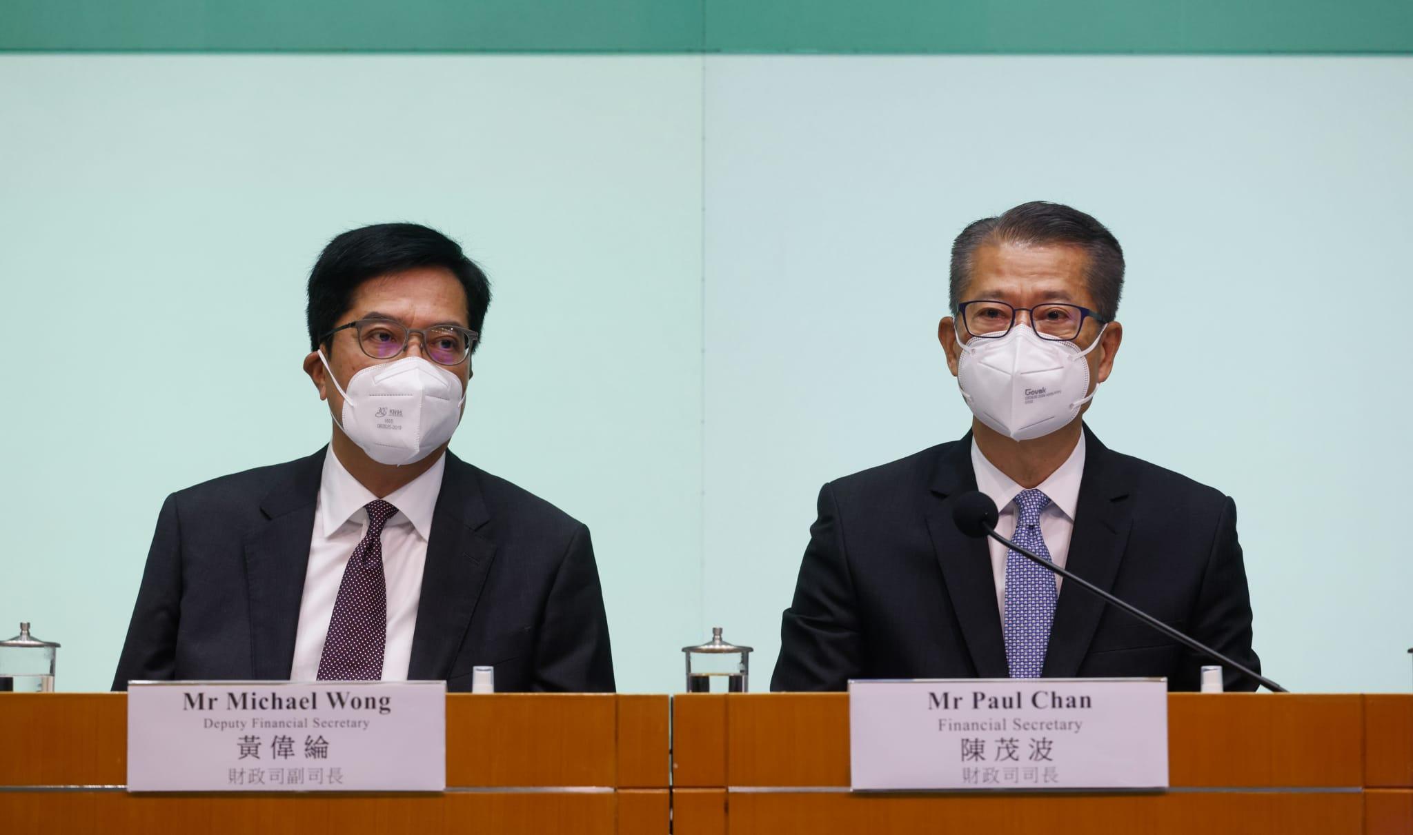 財政司司長陳茂波及財政司副司長黃偉綸等下午公布未來10年可供發展土地的供應預測。(蘇文傑攝)