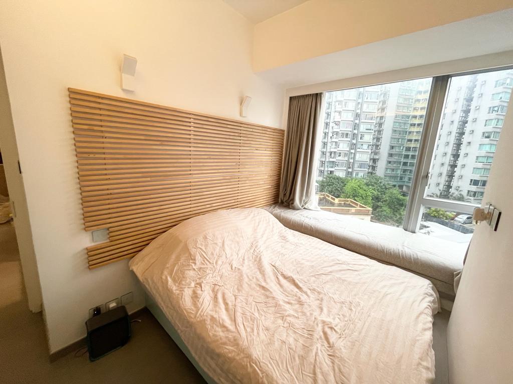 主人房的窗台加裝了布藝座墊,具伸延和擴闊空間的效果;景觀則以內園和樓景為主。