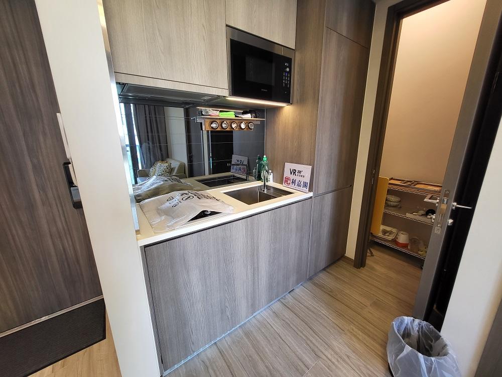 廚房為開放式設計,廚房旁為儲物室,整體裝修新淨雅緻。