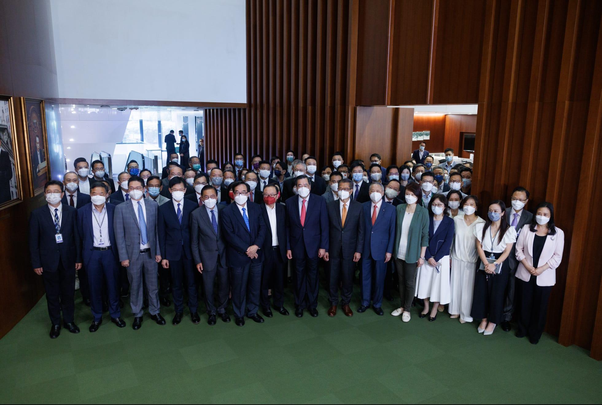 立法會今早舉行第三次的前廳交流會,財政司長陳茂波在會前與一眾議員大合照。(蘇文傑攝)