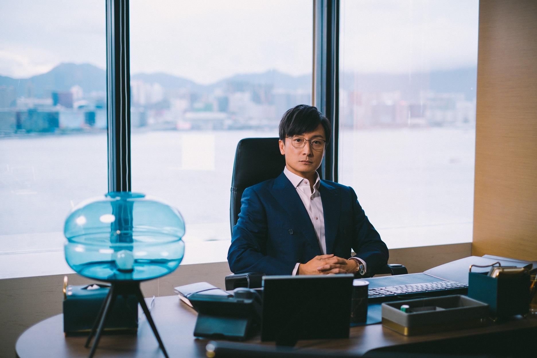 走開綜藝路線的小方,難得以官仔骨骨造型亮相,貴格十足兼有氣勢。