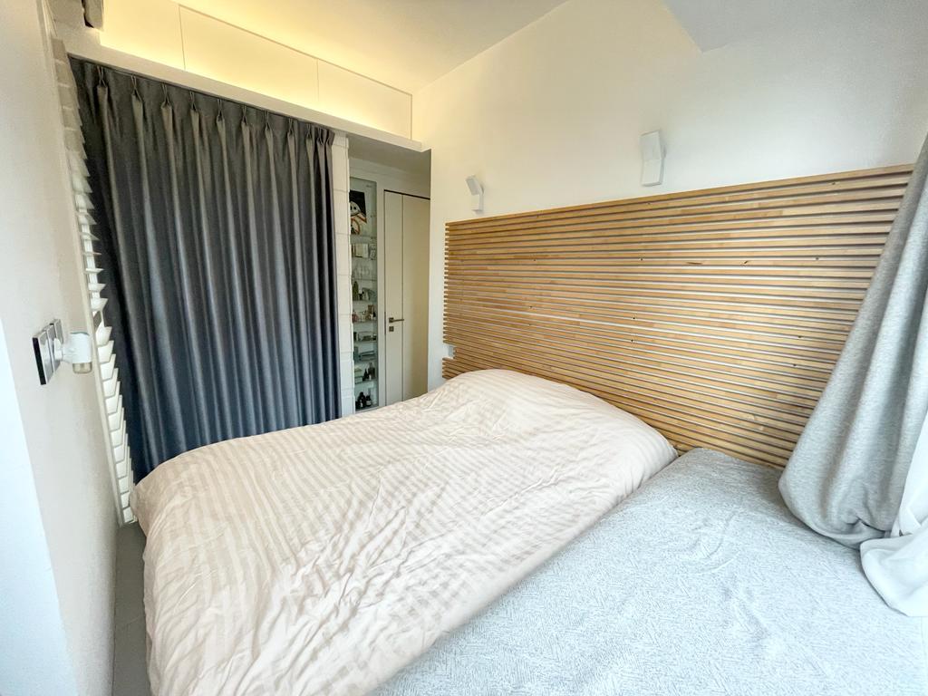 主人房天花設有收納櫃,以及附設小露台,方便日常晾曬衣物。