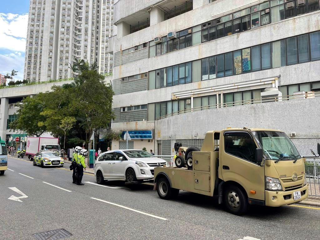 警方打擊阻礙學童上落校巴違泊行動。(警方圖片)