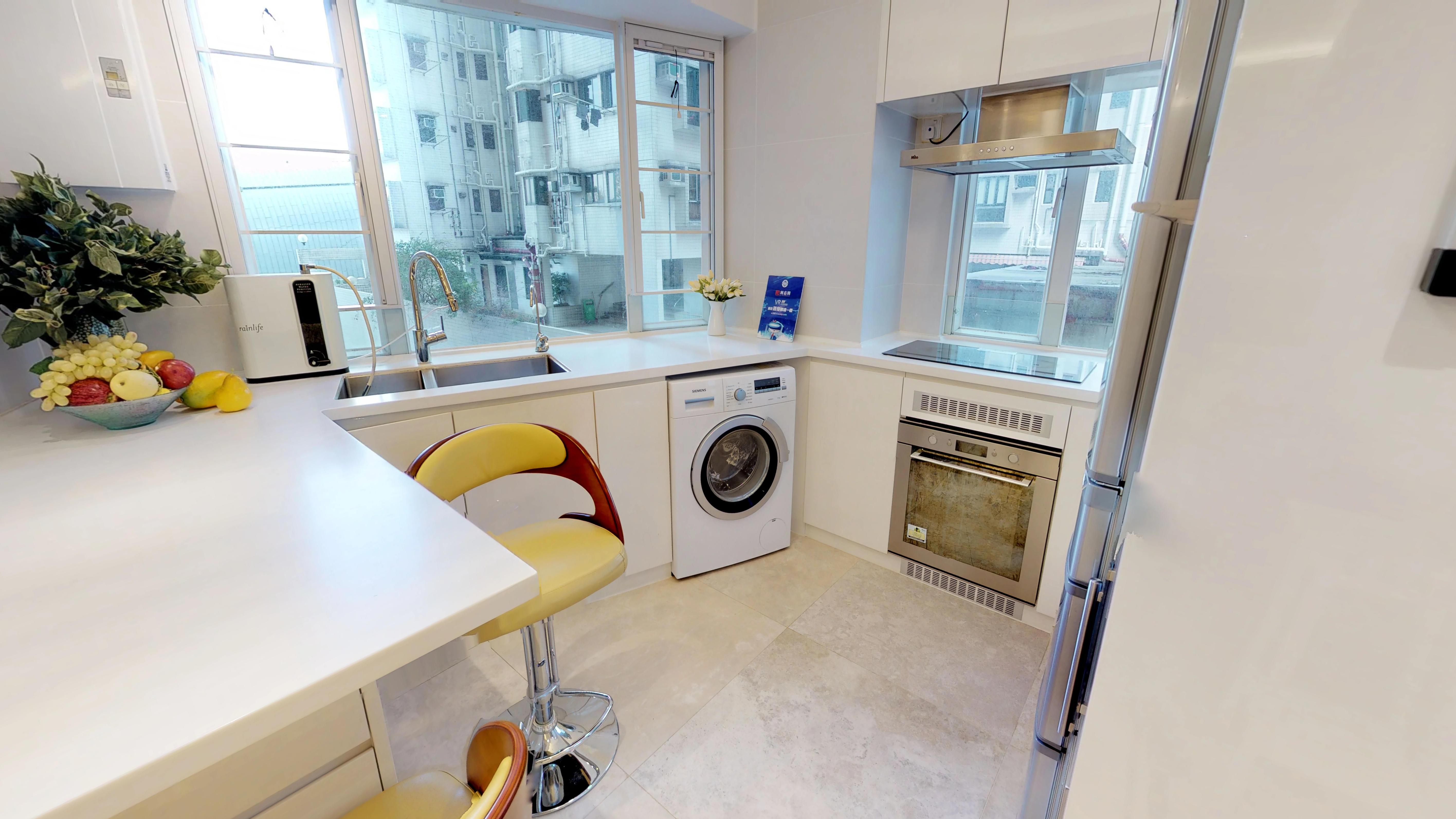 寬闊的開放式廚房,光猛通爽,設備亦十分齊全。