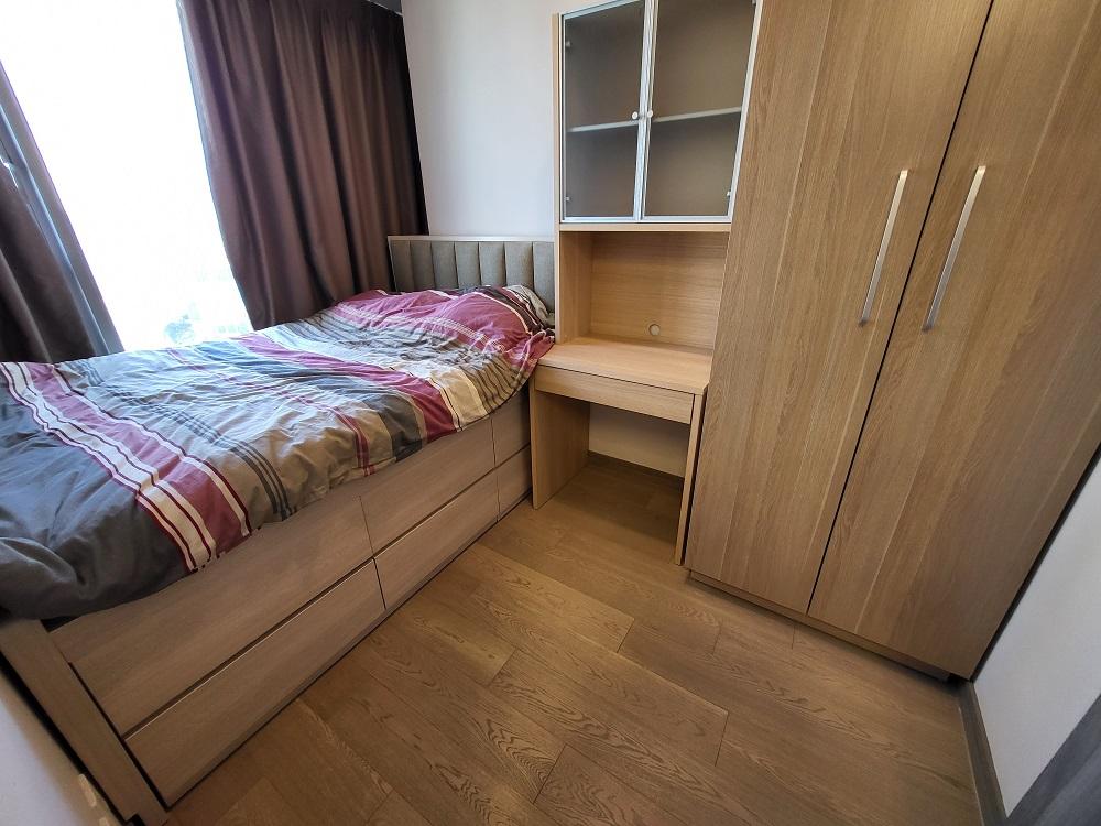 主人房間隔方正,亦備有部分傢俬,簇新實用。