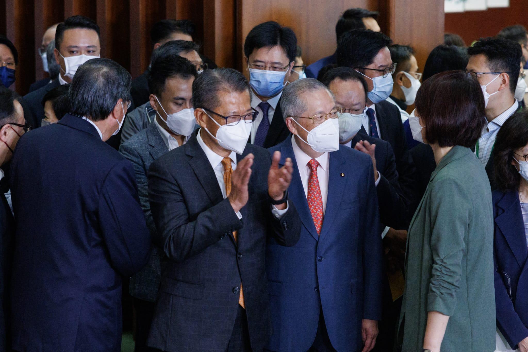 立法會今早舉行第三次的前廳交流會,財政司長陳茂波在會前與一眾議員大合照。(蘇文傑攝)