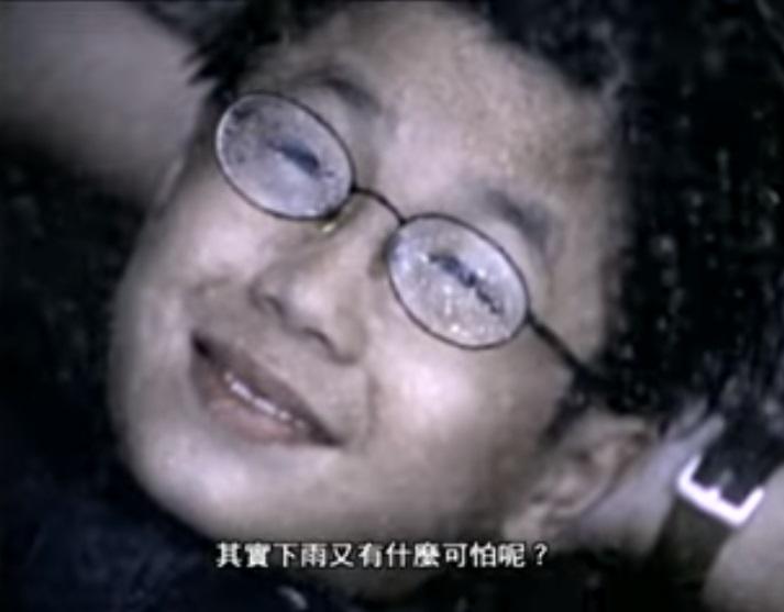 事隔21年,廣告中的四眼仔鄭仲軒再度成為網民焦點。