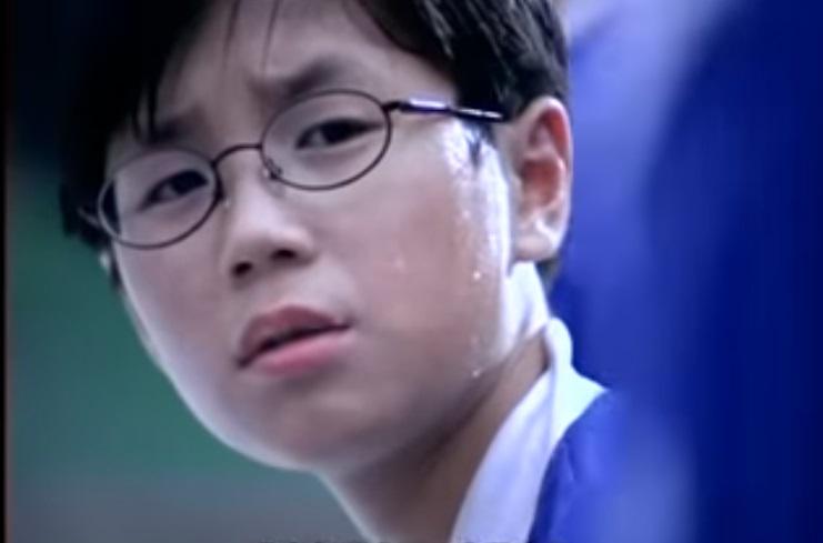 社會福利署的2001年經典宣傳片,不少香港人都對廣告中的四眼仔留有深刻印象。