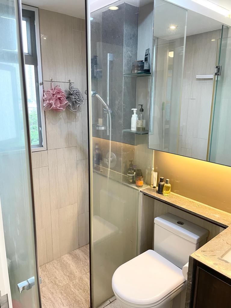 非「黑廁」設計的浴室,仍算新淨企理。