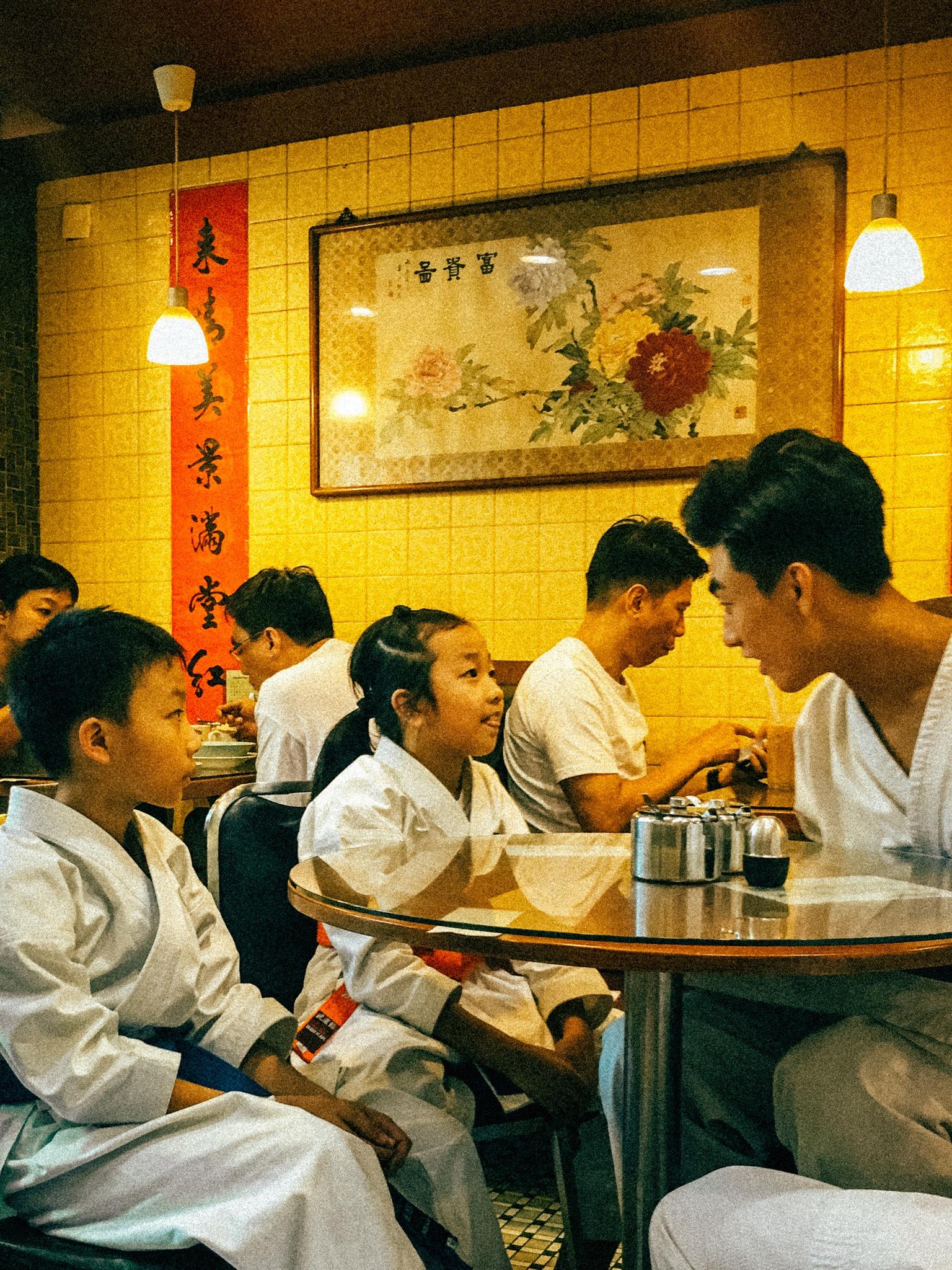 源發咖啡廳陪伴太子及全港街坊逾半世紀,咖啡色的磚牆是其當中一個亮點。(香港遺美fb)