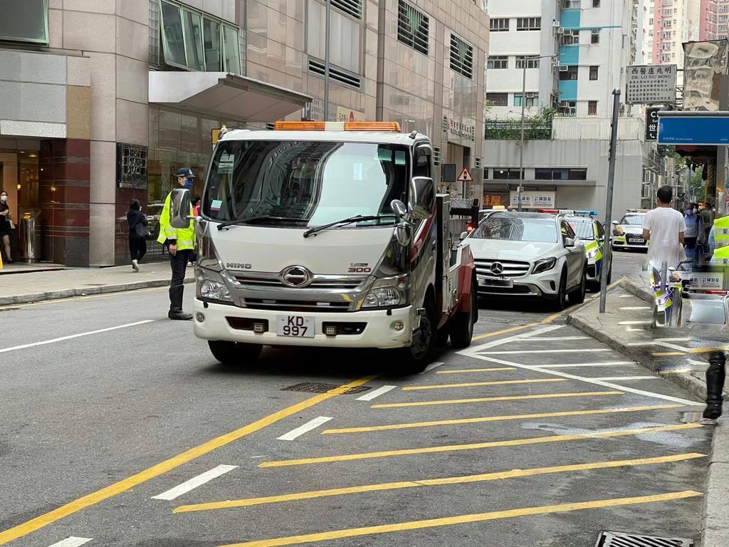 警方打擊阻礙學童上落校巴違泊行動。(警方圖片)