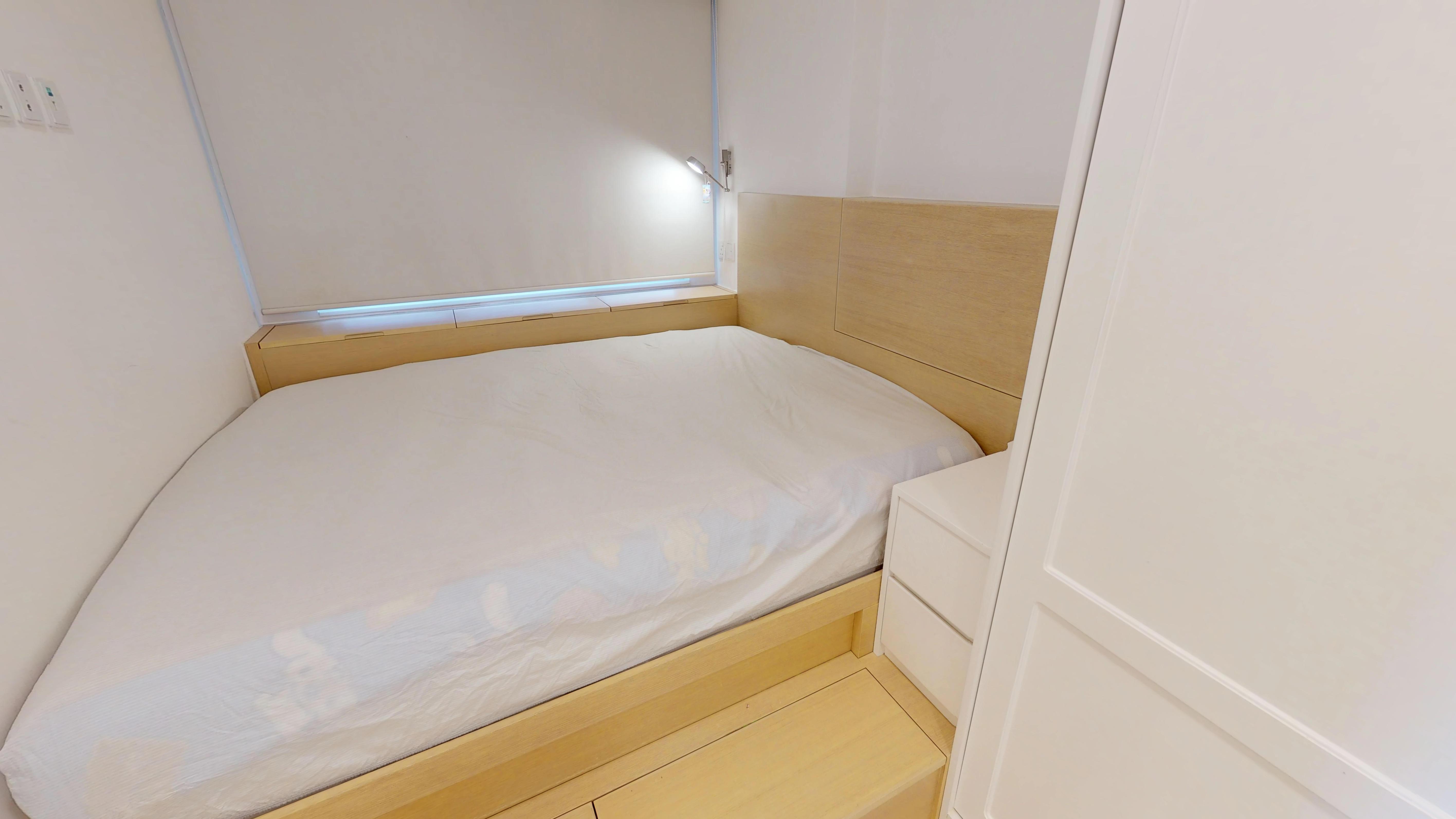 睡房設有地台和大量儲物櫃,不用擔心收納空間不足。