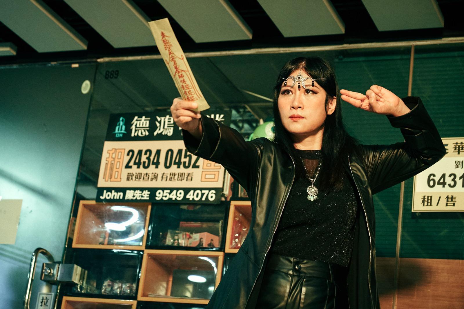 七仙羽表示在取景的商場內,有逾百靈體圍觀睇拍戲。