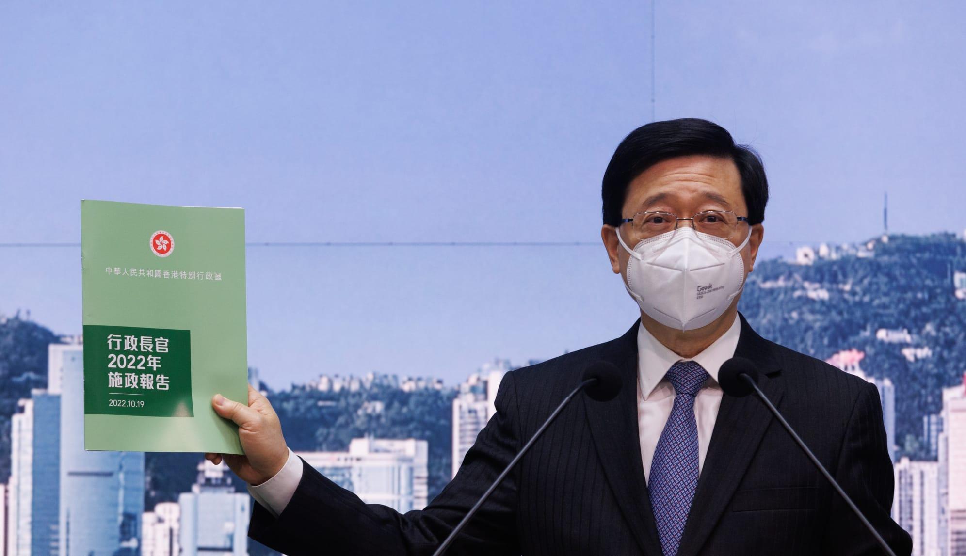 李家超指,《施政報告》封面顏色選用綠色,代表希望、生命力及和諧穩定。(蘇文傑攝)