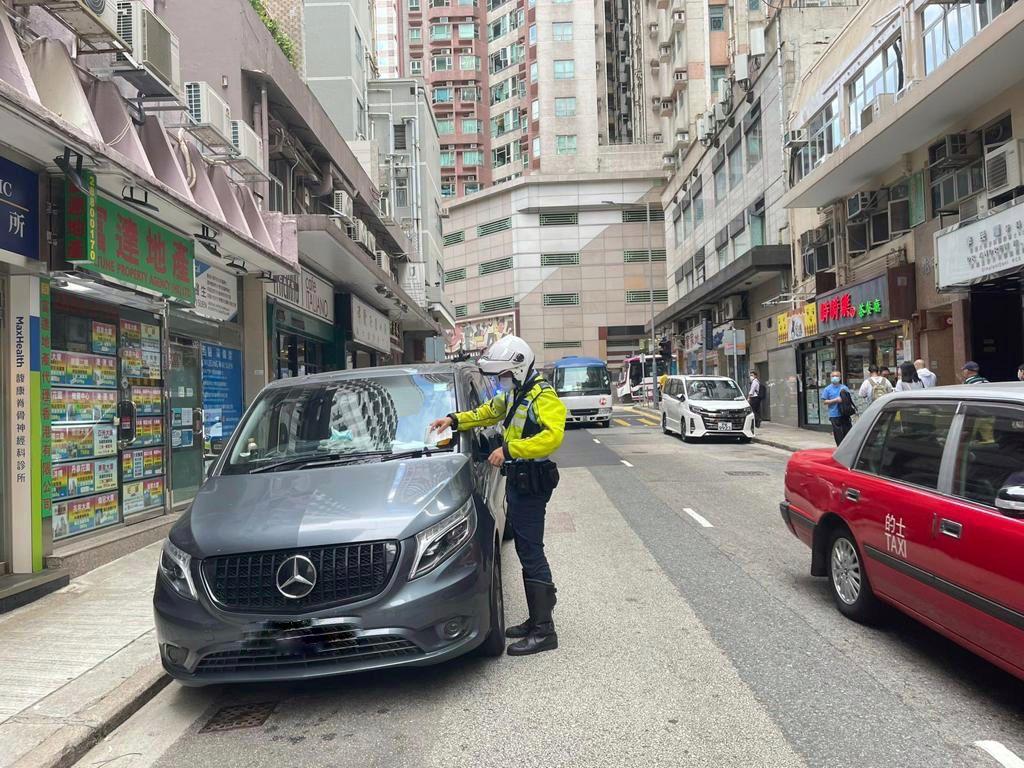 警方打擊阻礙學童上落校巴違泊行動。(警方圖片)