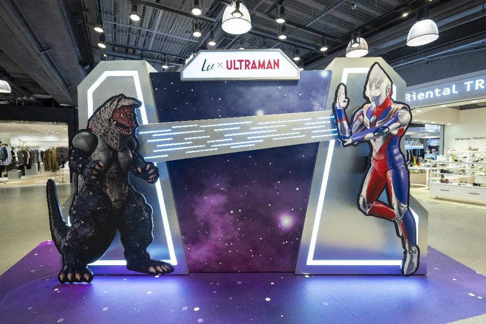 現場更設有打卡位,讓各位粉絲能拍下超人迪加以經典招式十字死光擊退怪獸的英姿。