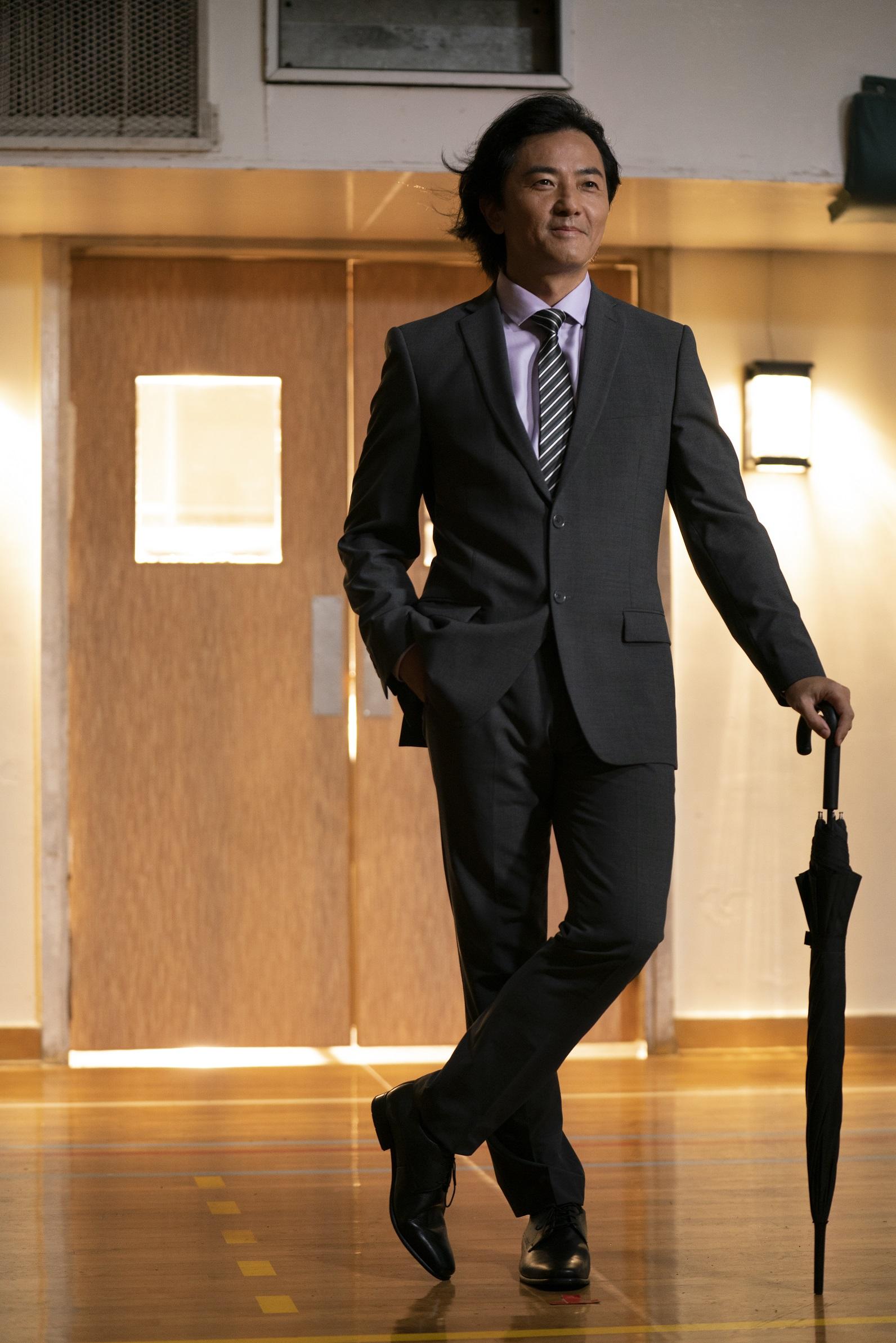 鄭伊健在《深宵閃避球》演8位女「粉青」的「揸流攤」教練。