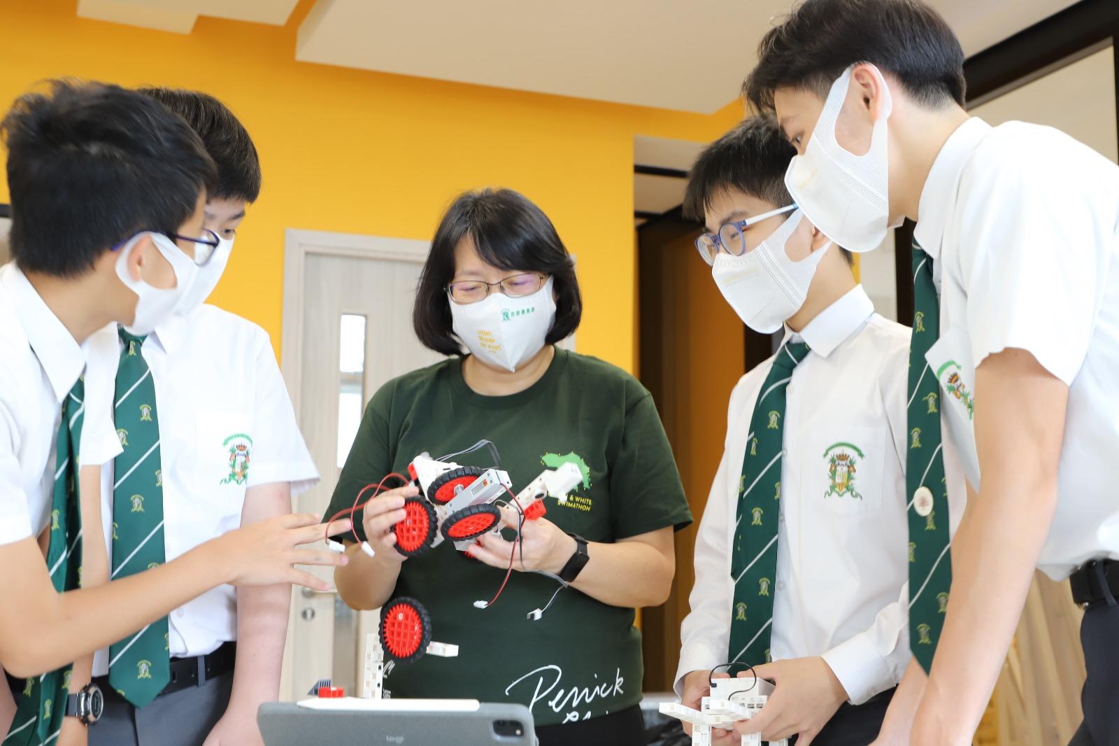 黃校長正了解學生製作的STEAM作品。