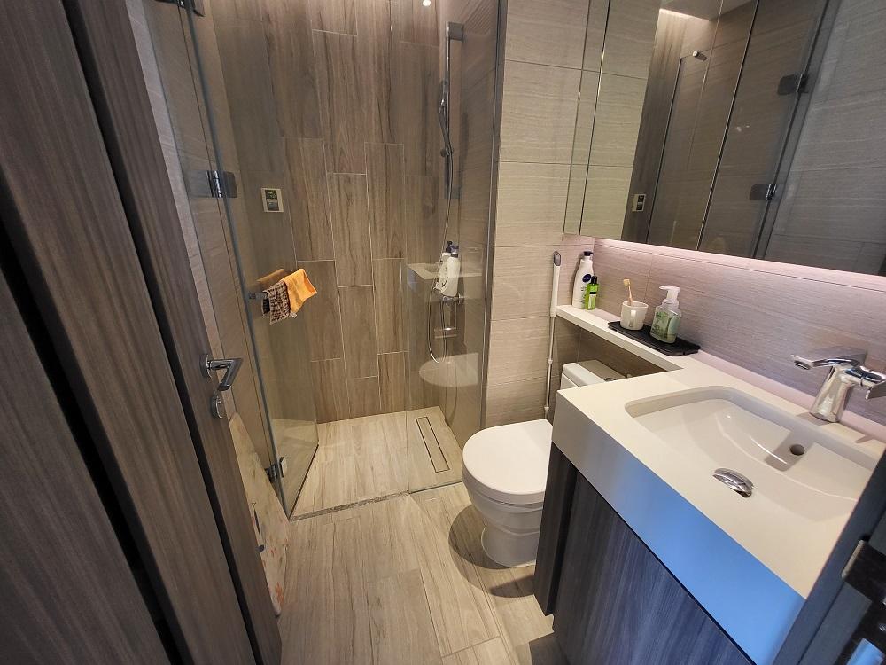 浴室採落地玻璃企缸設計,整潔美觀。