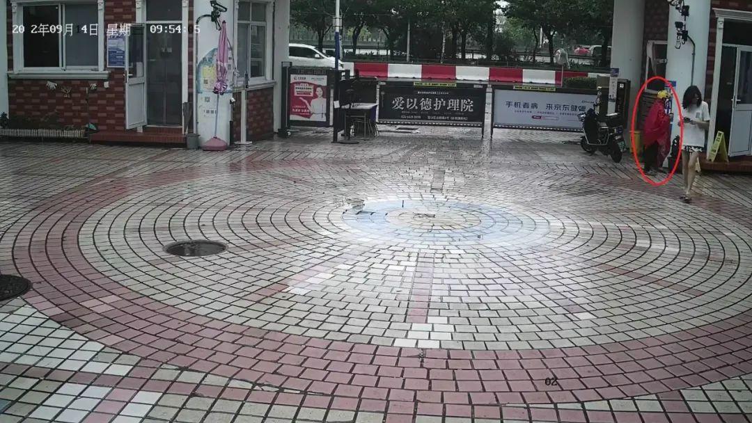 姓胡保母做完一次核酸檢測後,披件雨褸「變裝」再去做排隊檢測。(互聯網)