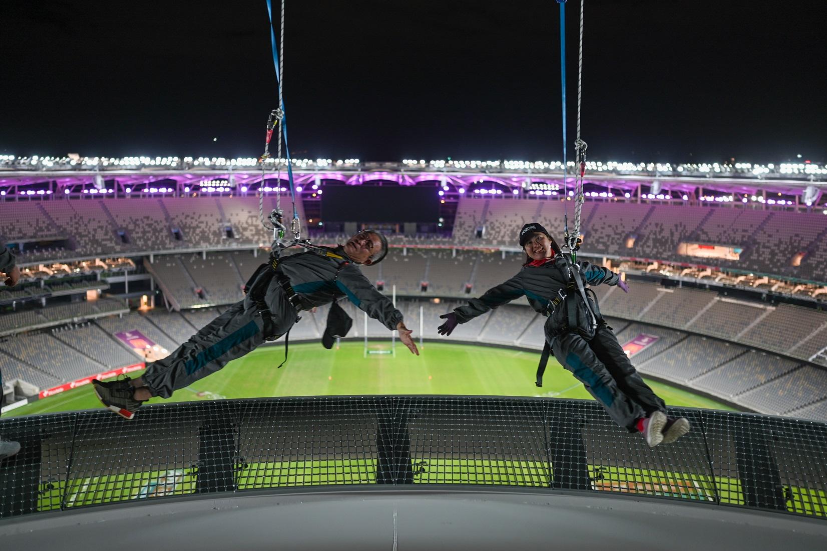 參加者行出體育館頂半空平台,然後做出一系列既安全又驚險動作,如這個十字懸垂。