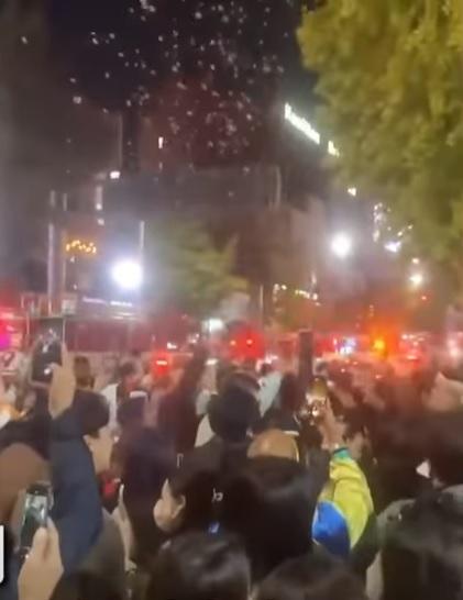 事發後,有大群民眾聚集救護車前跳舞,又舉機拍攝。(互聯網)