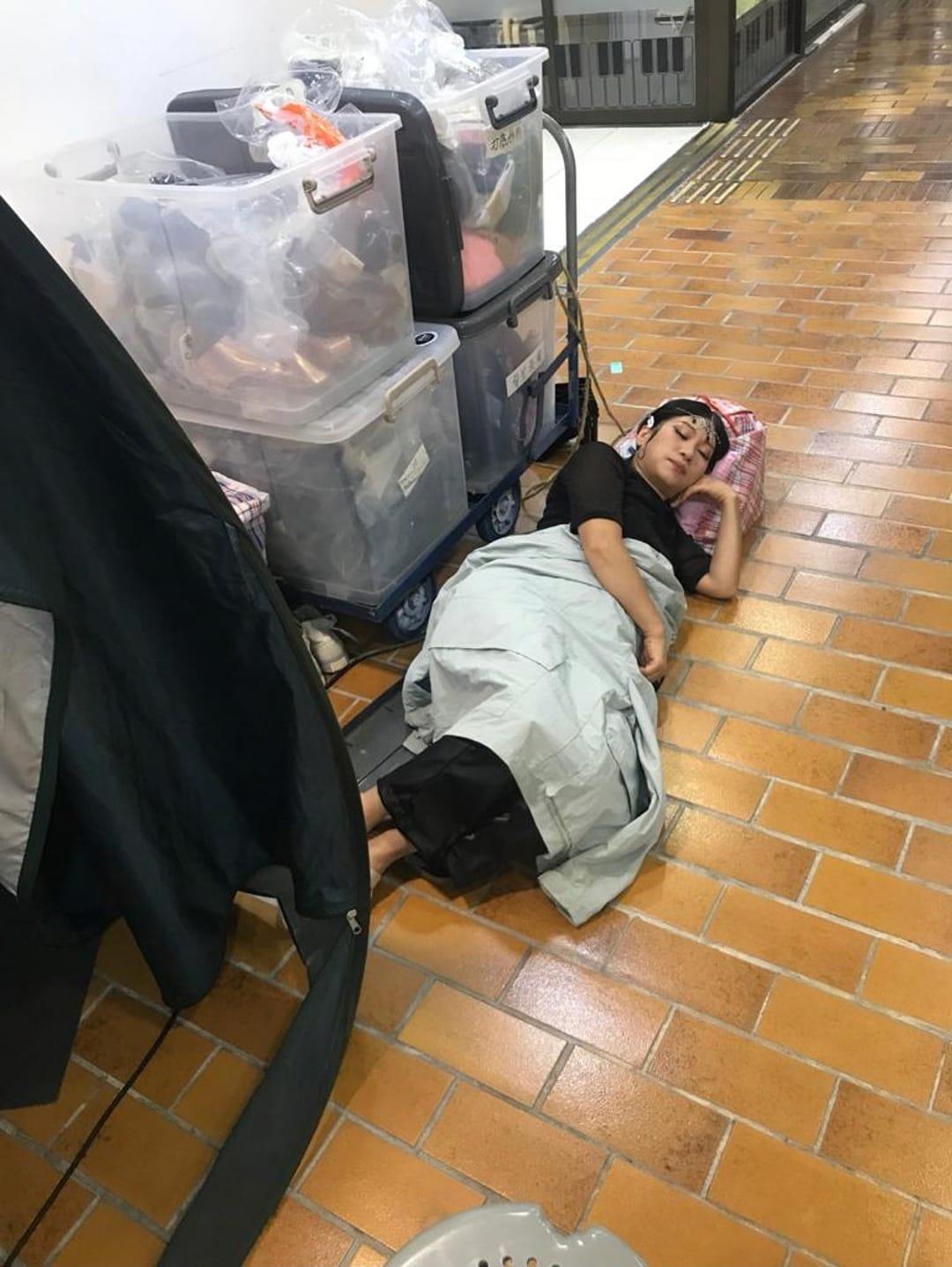 七師傅趁休息時在商場內鋪垃圾袋瞓地補眠。